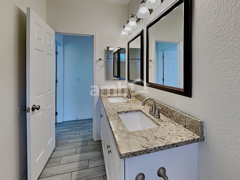 Building Photo - 108 E Calle Del Rondador