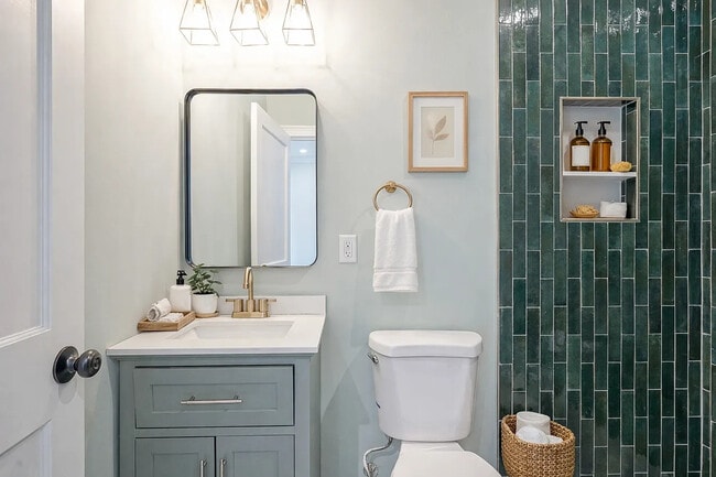 Building Photo - 615 S Delhi St