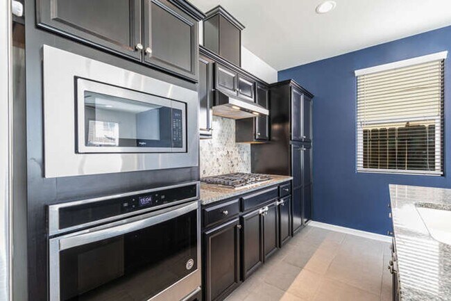 Building Photo - Charming Riverstone Home with Spacious Kitchen Island & Private Backyard