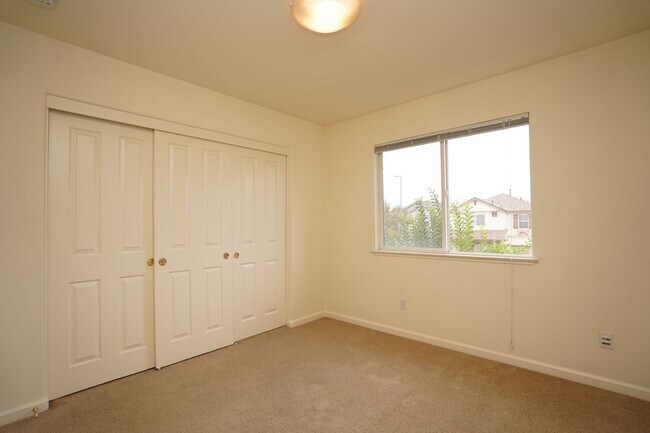 Building Photo - Spacious Home in Excellent Location!