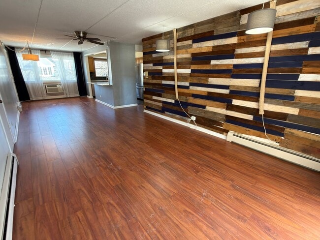 Building Photo - Spacious 2 bedroom, 1 bathroom condo apartment on third floor