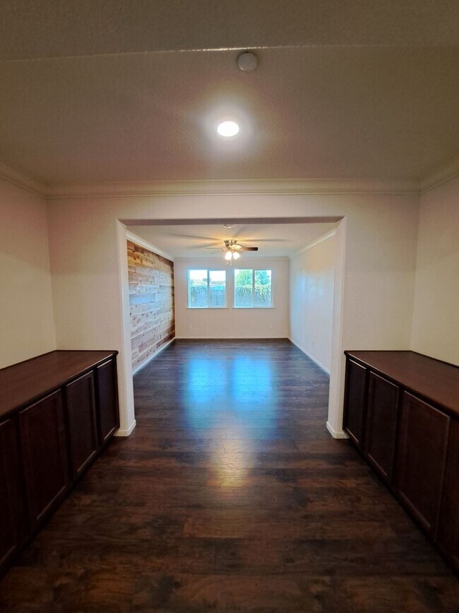 Building Photo - Move in Special: $500 Off the 1st Month's Rent – Stunning and Spacious Home – Don't Miss This!