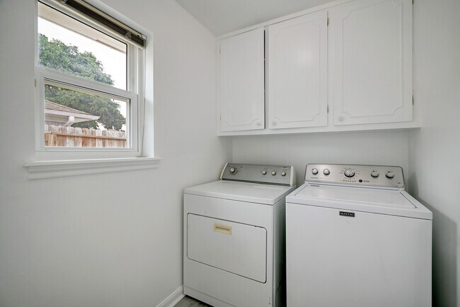 Building Photo - 9807 Braewick Dr