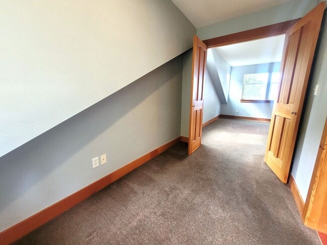 Building Photo - Beautiful South Hill Home with Bay Views 3...