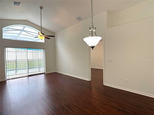 Building Photo - 538 Solana Cir