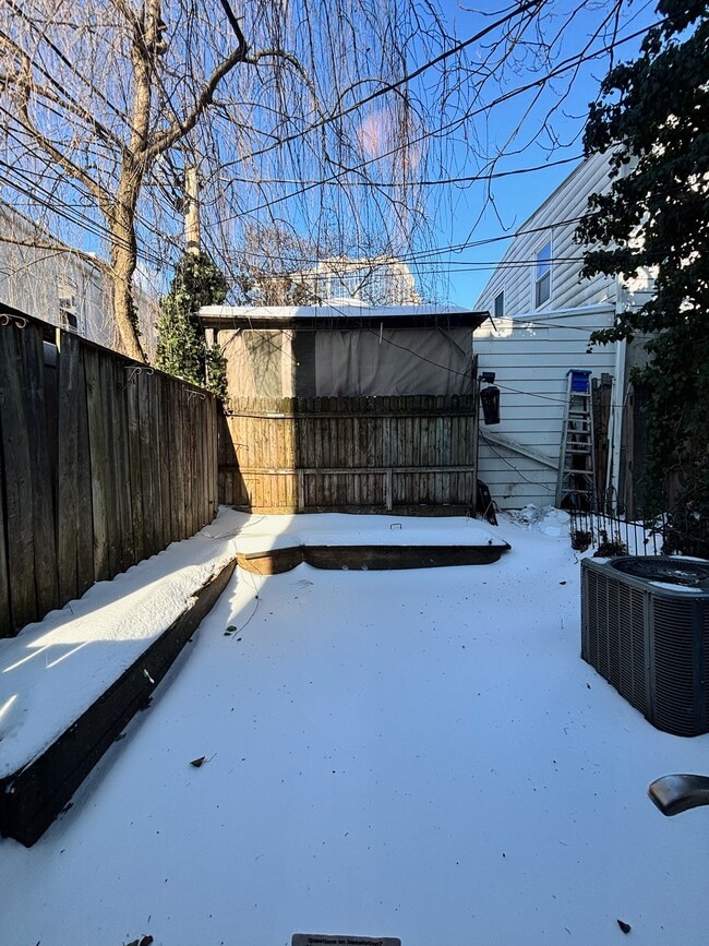 Building Photo - 807 W 10th St