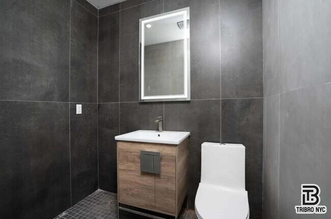 Building Photo - 3 bedroom in BROOKLYN NY 11206