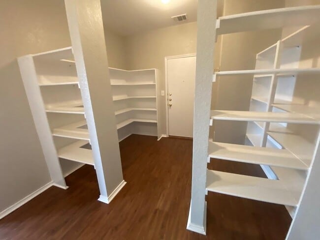 Building Photo - 330 Mistletoe Ln