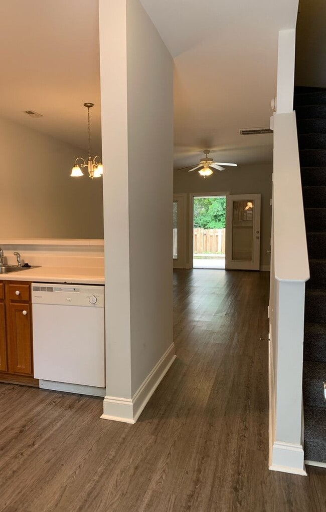 Building Photo - 2 Bedroom 1.5 Bath Townhome in Pleasant Gr...