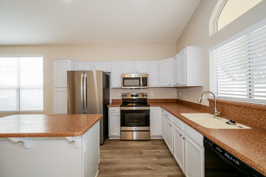 Building Photo - 1069 W Glenmere Dr
