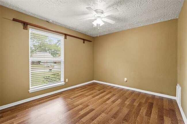Building Photo - 22526 Market Square Ln