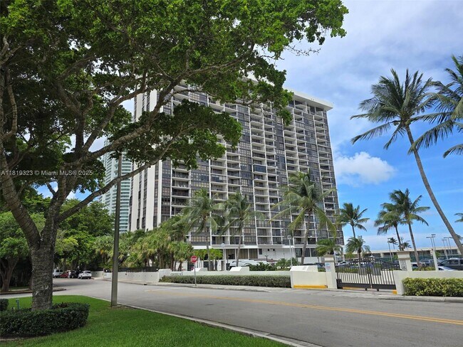 Building Photo - 1901 Brickell Ave