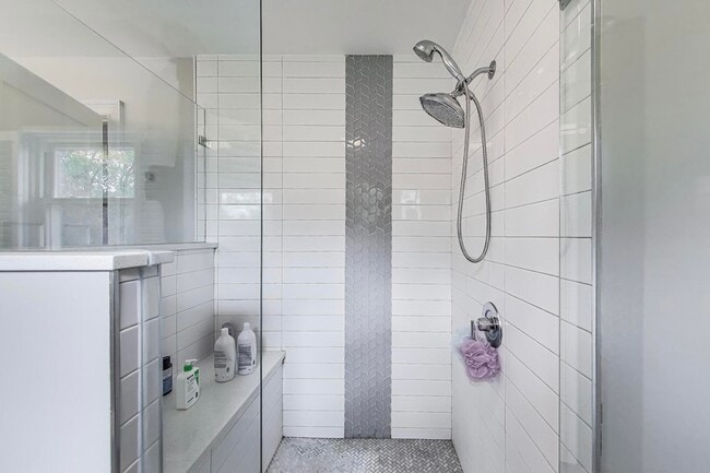 Building Photo - 511 S Dwyer Ave