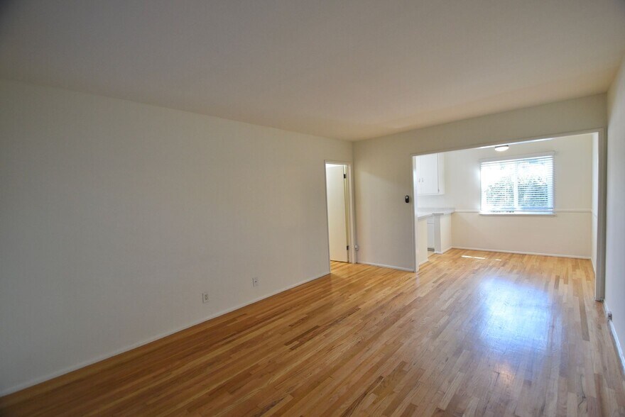Building Photo - 1212 N Hollywood Way