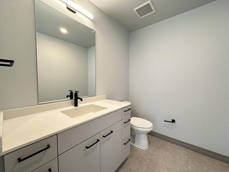 Building Photo - 2155 N Elston Ave