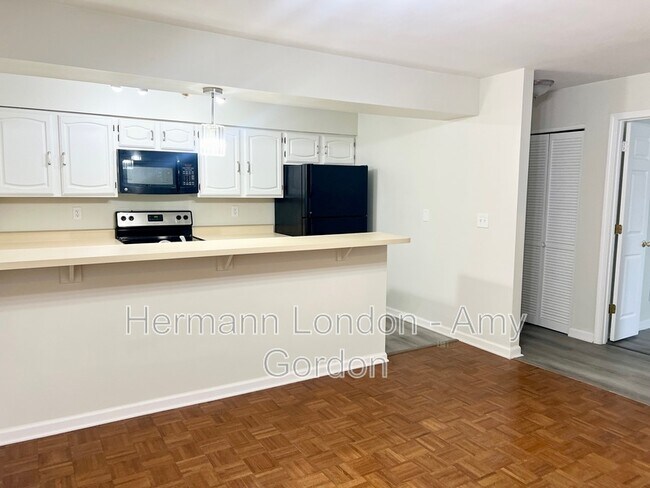 Building Photo - 4225 W Pine Blvd