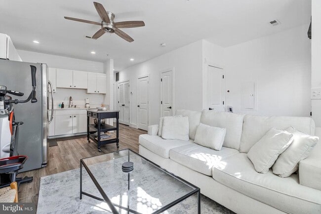 Building Photo - 1915 6th St NW