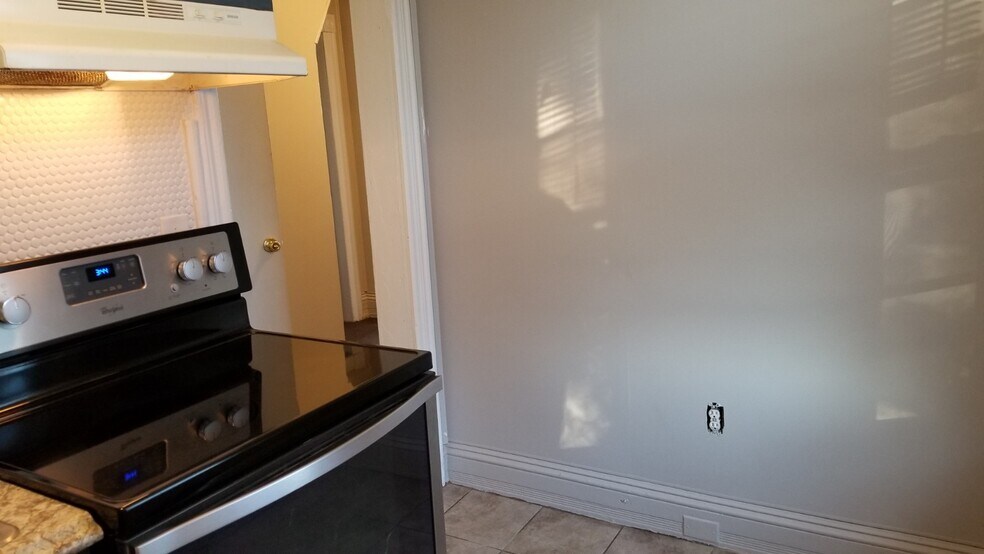 kitchen - 1444 Esterbrook Ave