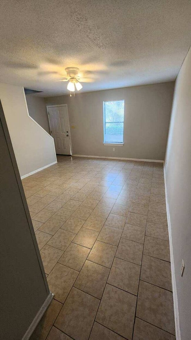 Building Photo - Townhouse featuring 2 bedrooms and 1 1/2 bathrooms in the heart of North Augusta!