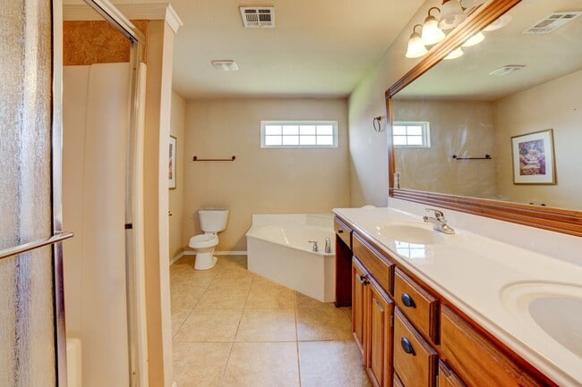 Building Photo - Tulsa Beauty Available Beginning of Januar...