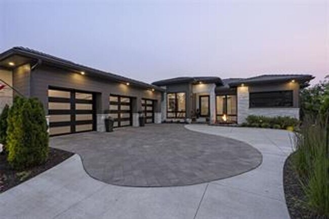 Building Photo - {5842} Luxury Rental in Forrest Ridge Esta...