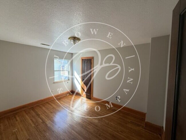 Building Photo - Upper 2-Bed Duplex with Gleaming Hardwood ...