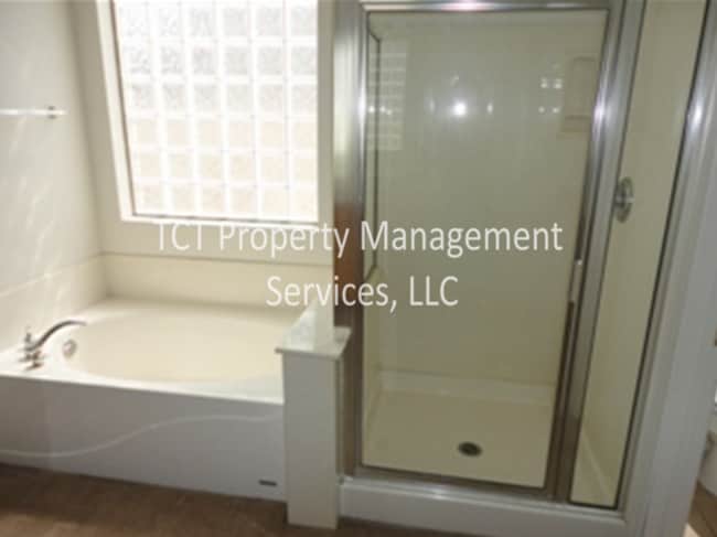 Building Photo - Large 4 Bed/2.5 Bath with 3 car garage in Glendale!