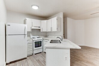 Building Photo - Stylish Condo Near the Strip & Convention Center!