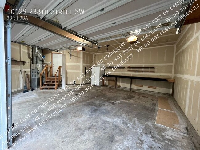 Building Photo - Edmonds 3bed 2.5 House with large yard clo...