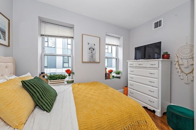 Building Photo - 4 BED 2 BATH MISSION HILL