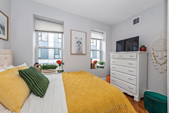 Building Photo - NO BROKER FEE!!!  MISSION HILL 4 BED/2 BATH with CENTRAL AIR available SEPT 1ST