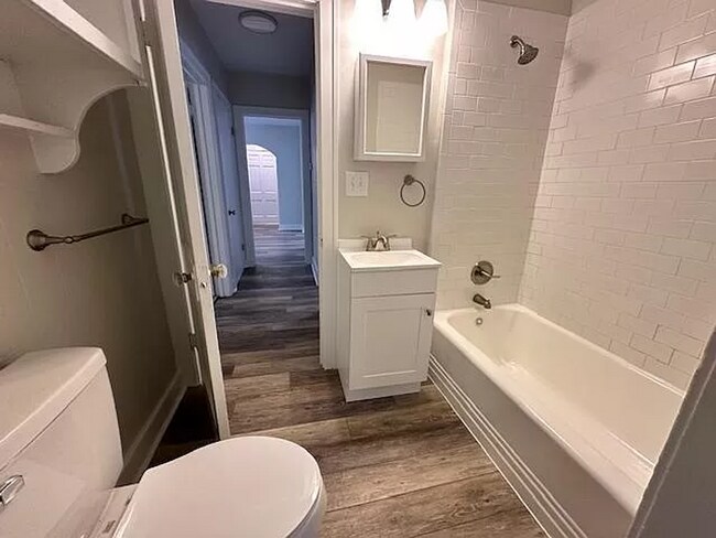 Building Photo - Stunning 3 Bed 1 Bath In Quiet Neighborhood