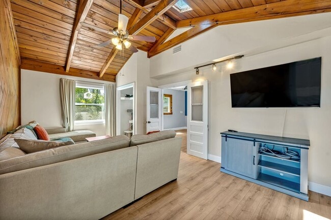 Building Photo - 525 S Crystal Lake Dr