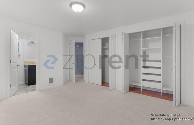 Building Photo - 9917 Holly Dr