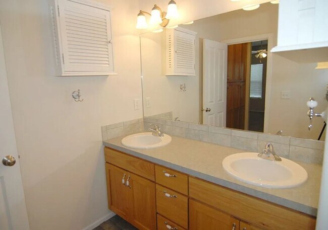 Building Photo - 3 Bedroom Home in North Albany!