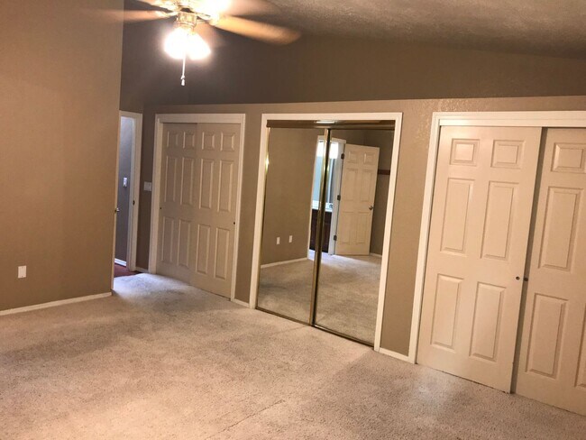 Building Photo - 3 bed 2 full bath