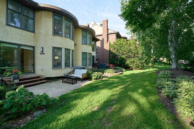 Building Photo - "Charming 3-Bed Townhouse with Scenic View...