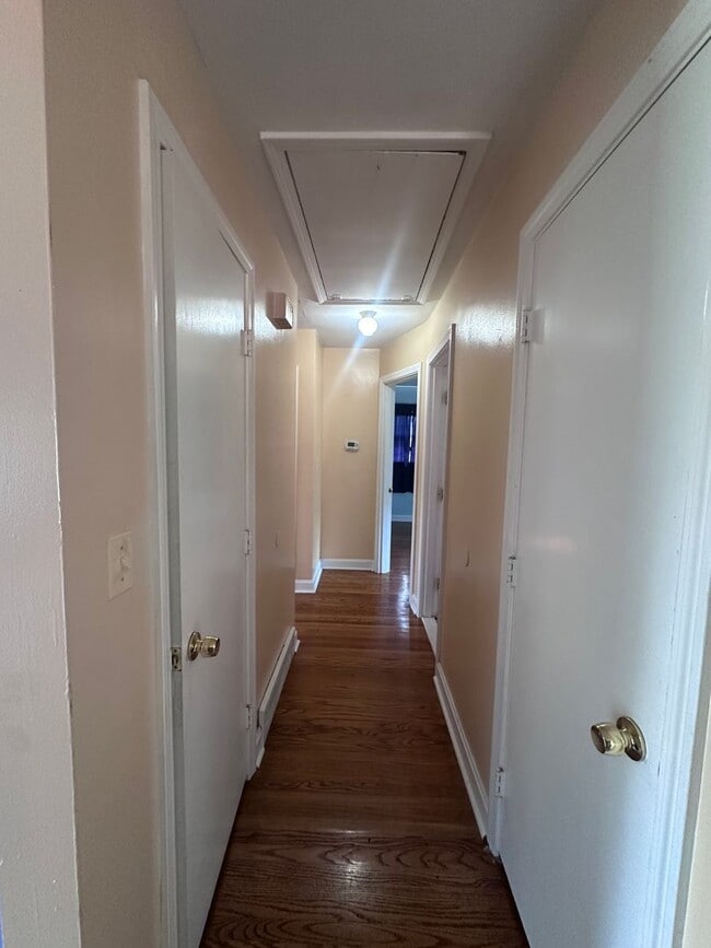 Building Photo - Hikes Point 3+ bedroom home with finished basement and garage