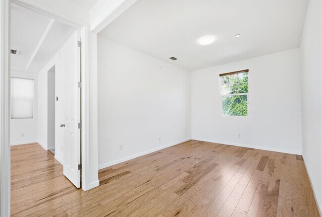 Building Photo - Impeccable 3 bedroom house in Davis Mace Ranch