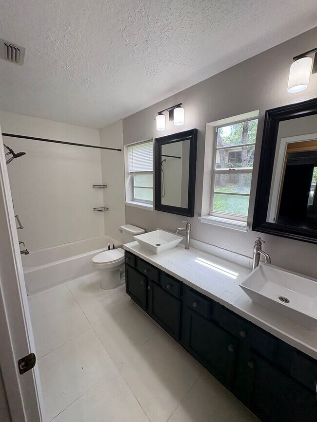 Building Photo - Charming 3/2 Mt Dora w/ Enclosed Backyard ...