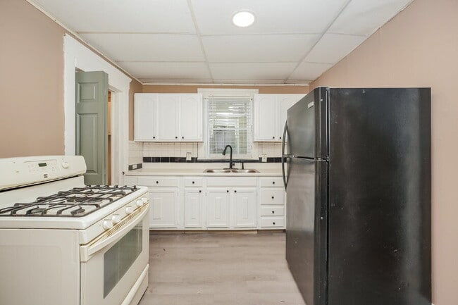 Building Photo - 10906 Grantwood Ave