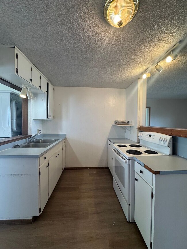 Building Photo - Bright and Welcoming 2-Bedroom Home
