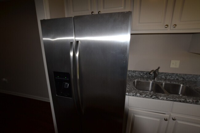 Building Photo - Charming 3 bedroom Duplex Conveniently Loc...