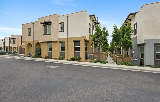 Building Photo - 4 Bedroom TownHome in the Skyline Community