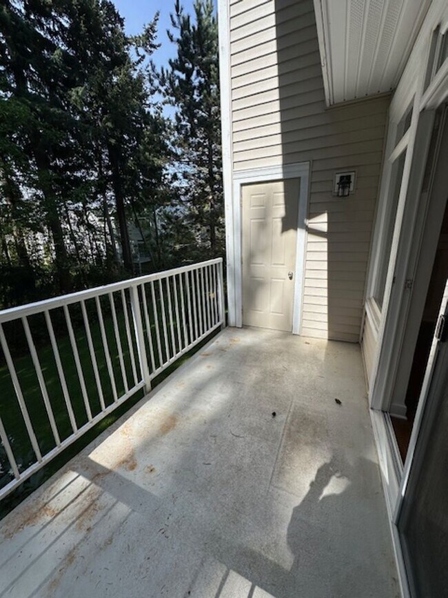 Building Photo - Beautifully Updated 2 Bedroom Condo