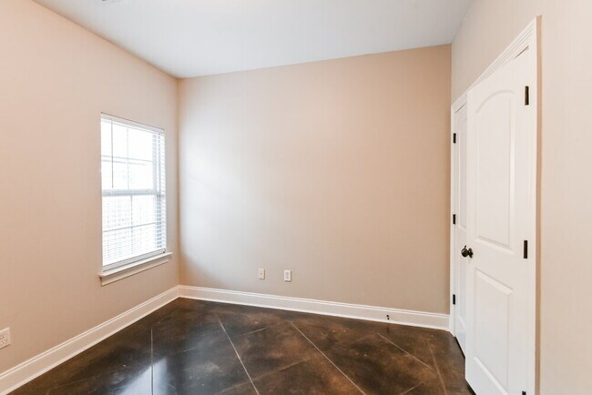 Building Photo - 1302 Heritage Dr S