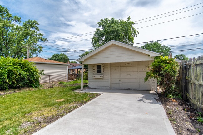 Building Photo - 301 Bohland Ave