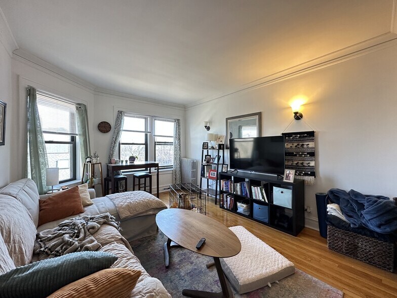 Building Photo - 1911 W Larchmont Ave