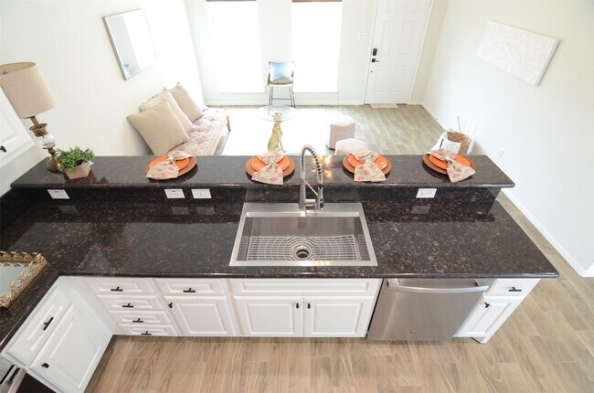 Building Photo - 2201 Naomi St