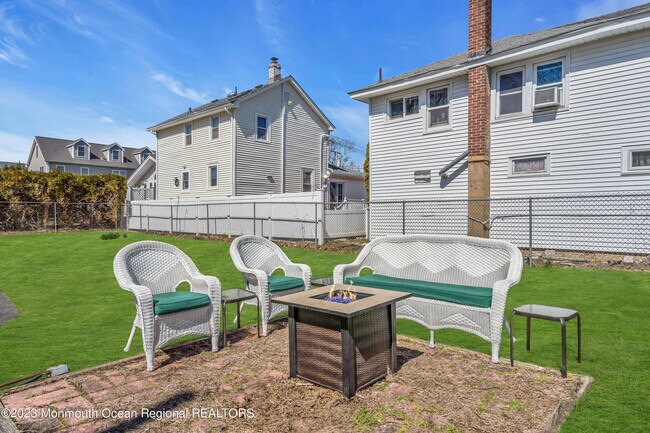 Building Photo - 1107 5th Ave